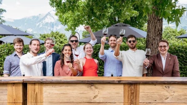 Gault&Millau Garden Party 2023. Die Winzer:innen: Manuel Zündel, Patrick Adank, Morgan Meier, Yaëlle Cruchon, Manuel Tresch, Myra Zündel, Sébastien Villard, Raphaël Maye, Peter Zimmermann (v.l.n.r.)