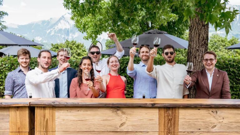 Gault&Millau Garden Party 2023. Die Winzer:innen: Manuel Zündel, Patrick Adank, Morgan Meier, Yaëlle Cruchon, Manuel Tresch, Myra Zündel, Sébastien Villard, Raphaël Maye, Peter Zimmermann (v.l.n.r.)