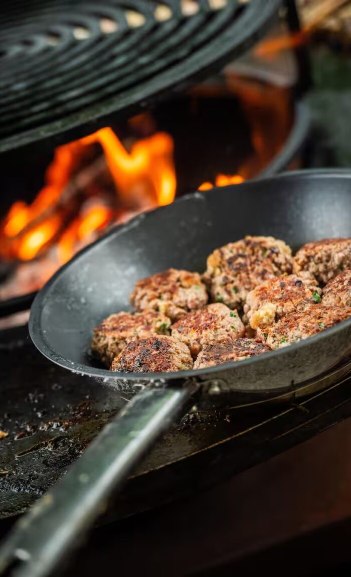 Grillparty bei Patrick Adank mit Geny Hess: Hacktätschli vom Engelberger Hirsch Hacktätschli vom Engelberger Hirsch zum Start, dann das volle Kuro-Programm. Weingut Hansruedi Adank