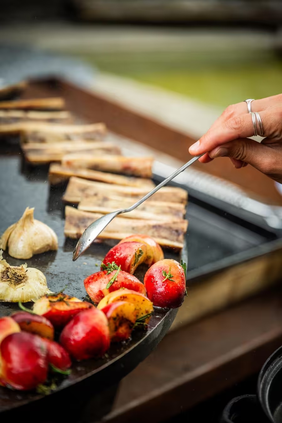 Gegrillter Pfirsich und Markbein vom Schwein Grillparty bei Patrick Adank mit Geny Hess: Gegrillter Pfirsich und Markbein vom Schwein